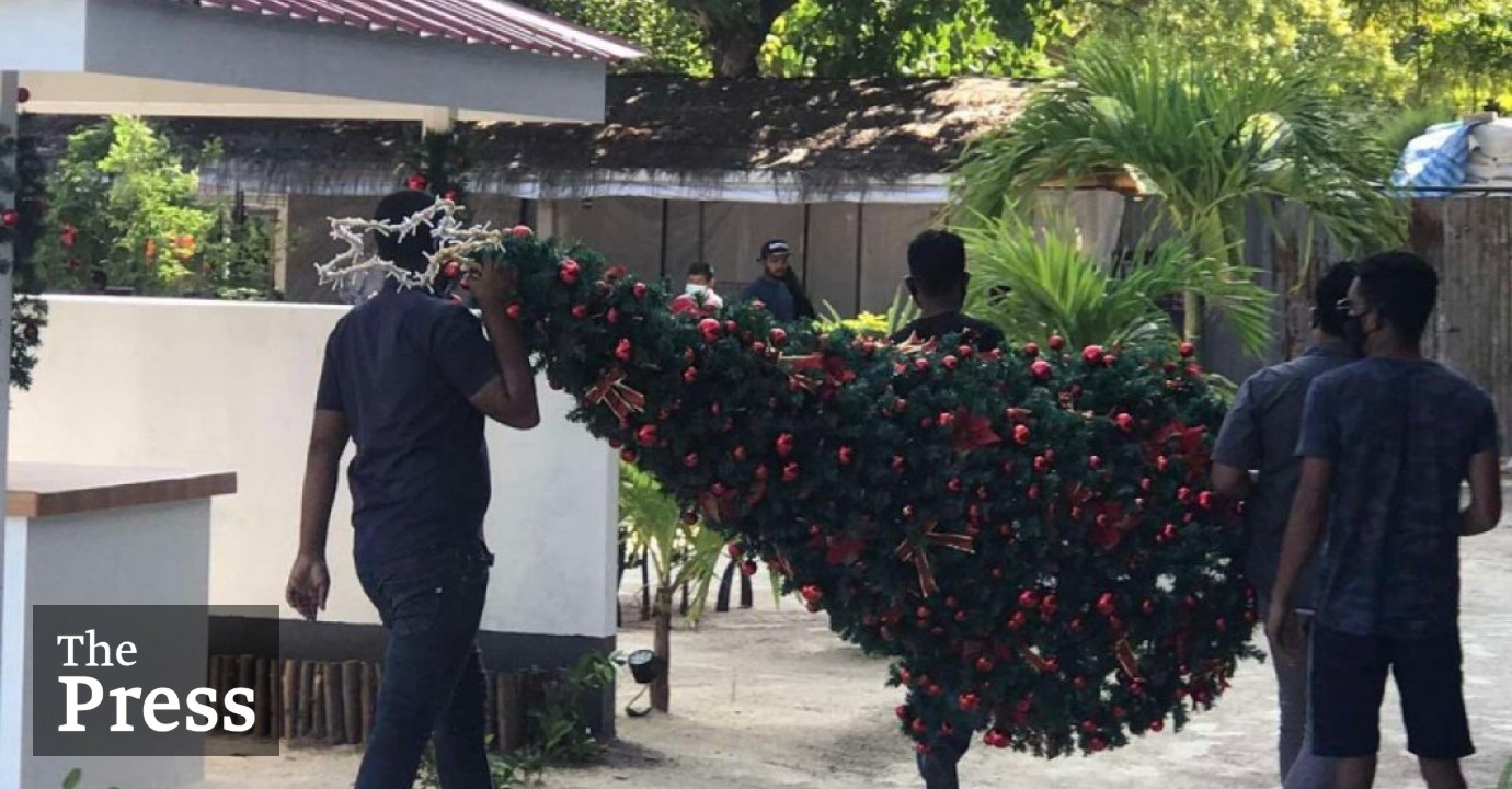 Police remove Christmas Tree from a guesthouse in Maafushi ThePress