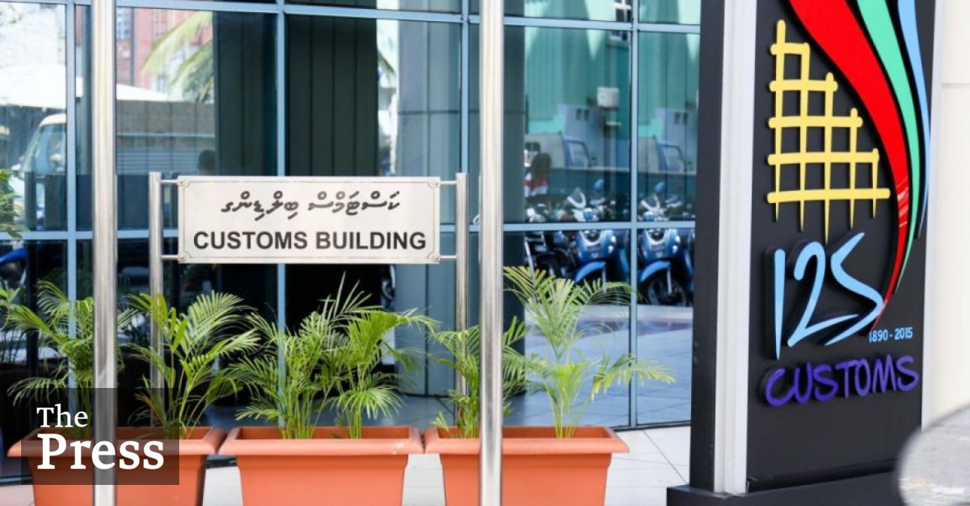 2 top officials at Customs sacked in a cigarette smuggling case