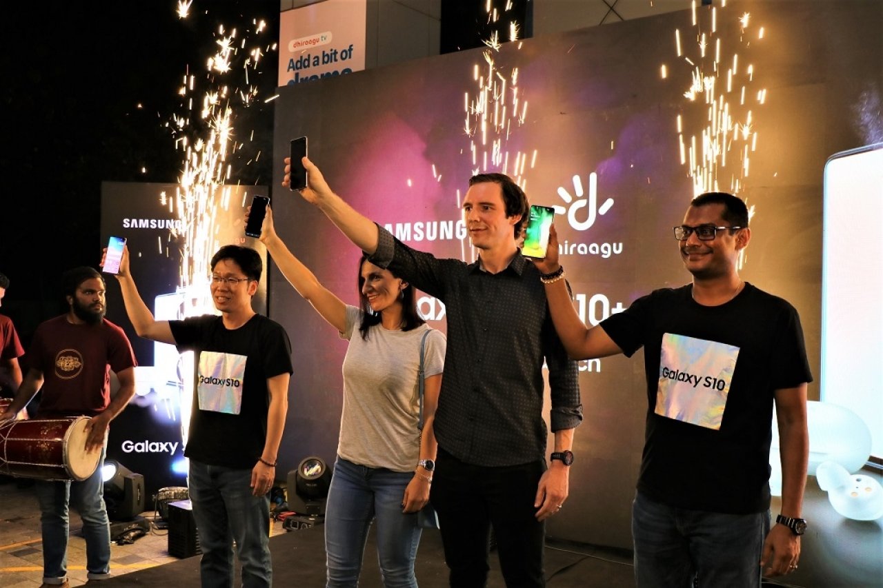 ދިރާގުން ސެމްސަންގް ގެލެކްސީ އެސް10 ލޯންޗުކުރުން