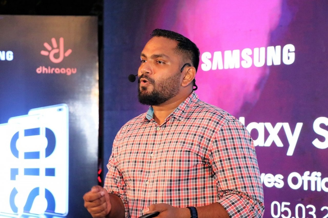 ދިރާގުން ސެމްސަންގް ގެލެކްސީ އެސް10 ލޯންޗުކުރުން