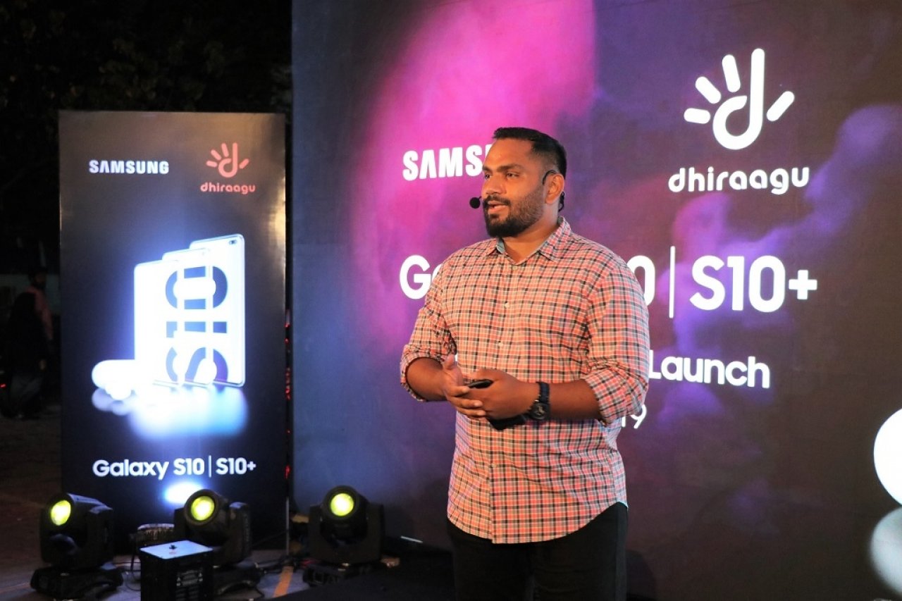 ދިރާގުން ސެމްސަންގް ގެލެކްސީ އެސް10 ލޯންޗުކުރުން