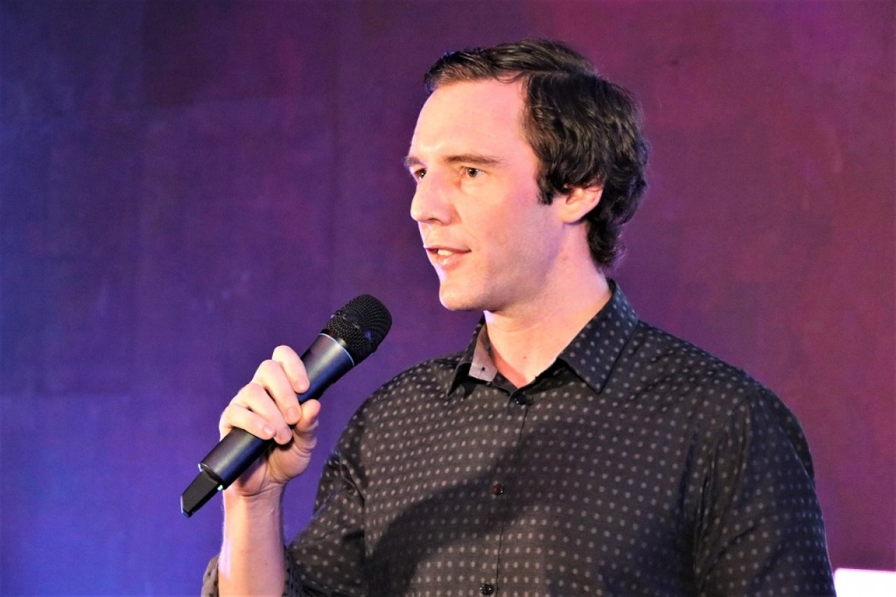 ދިރާގުން ސެމްސަންގް ގެލެކްސީ އެސް10 ލޯންޗުކުރުން