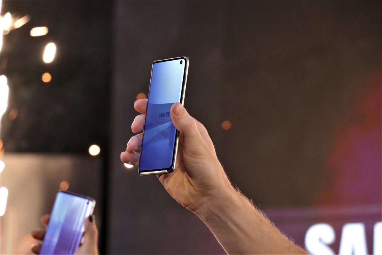 ދިރާގުން ސެމްސަންގް ގެލެކްސީ އެސް10 ލޯންޗުކުރުން