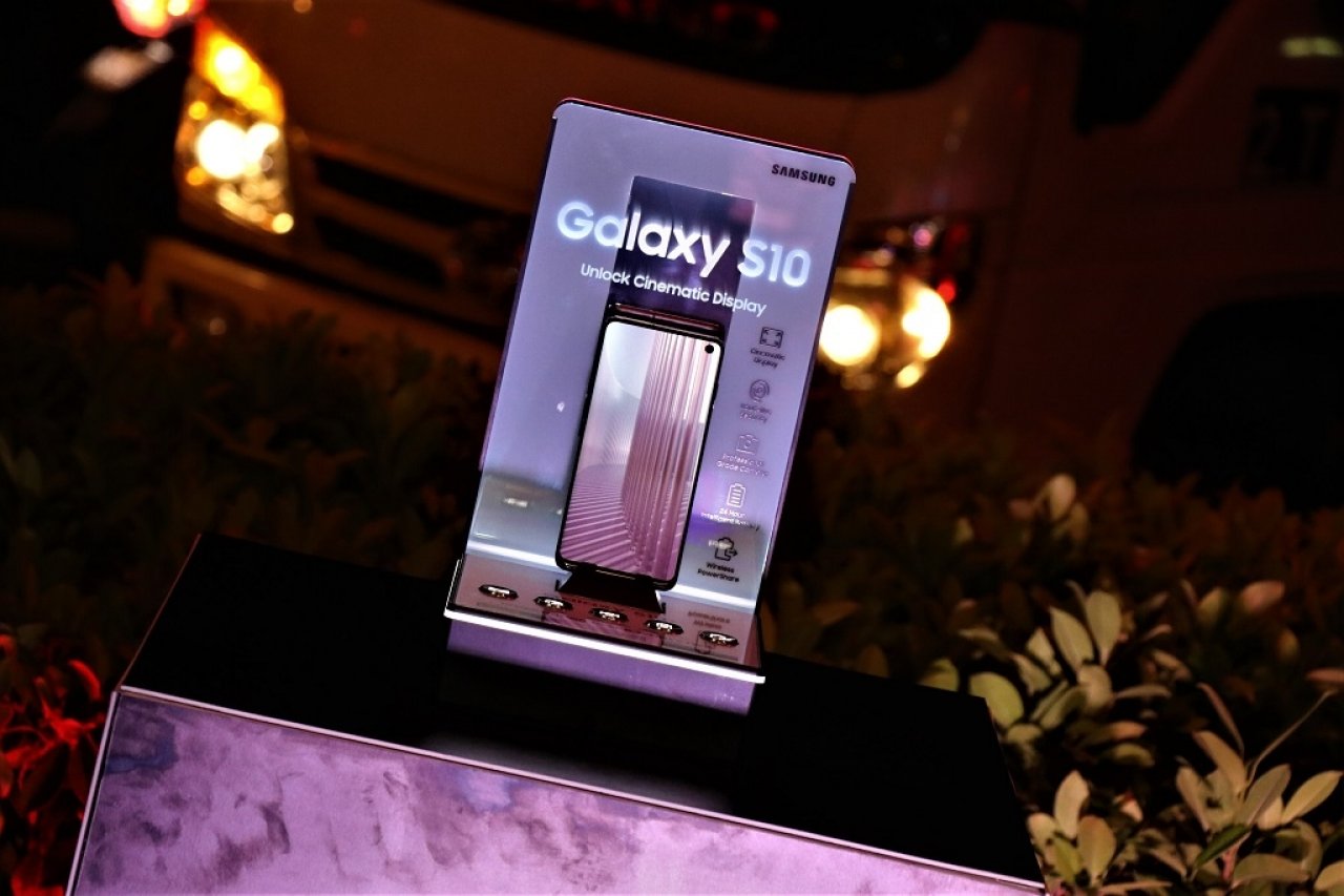 ދިރާގުން ސެމްސަންގް ގެލެކްސީ އެސް10 ލޯންޗުކުރުން