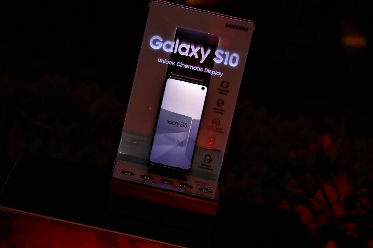 ދިރާގުން ސެމްސަންގް ގެލެކްސީ އެސް10 ލޯންޗުކުރުން