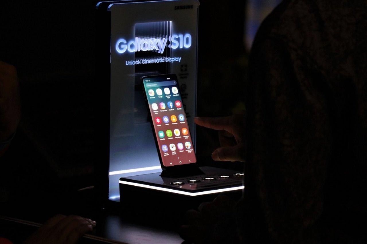 ދިރާގުން ސެމްސަންގް ގެލެކްސީ އެސް10 ލޯންޗުކުރުން