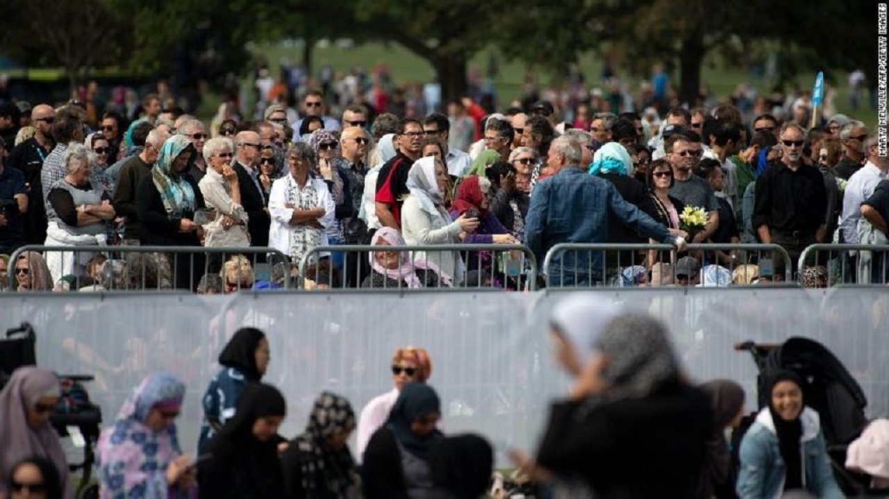 ކްރިސްޓްޗާޗުގައި ބޮޑު ޖަމާއަތުގައި ކުރެވުނު ހުކުރު ނަމާދު