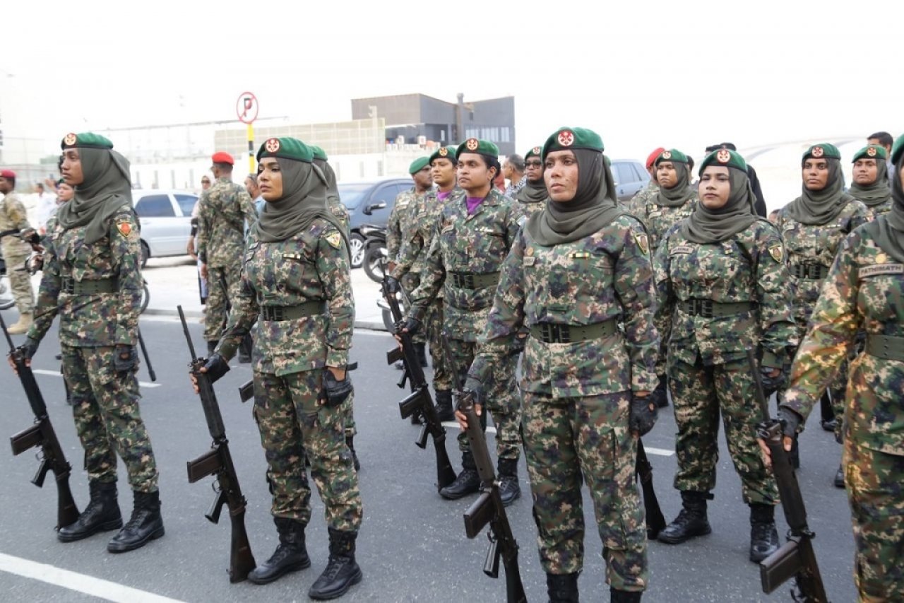 ރާއްޖޭގެ އަންހެން ސިފައިންގެ ޚިދުމަތަށް 30 އަހަރު ފުރުން ފާހަގަކުރުމަށް ބޭއްވި ޝަރަފުގެ ހިނގާލުން