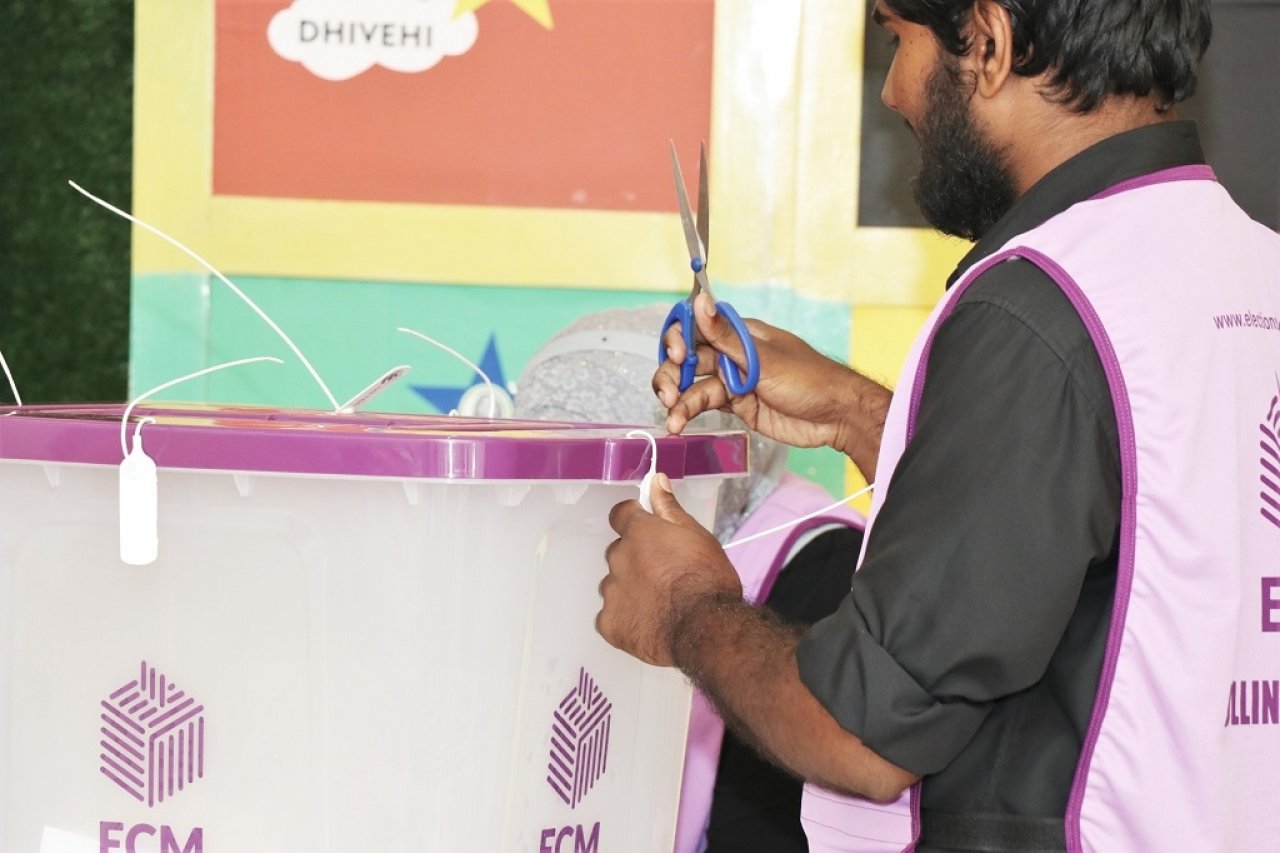 ފޮޓޯ: މަޖިލިސް އިންތިހާބުގެ ވޯޓު ގުނުން