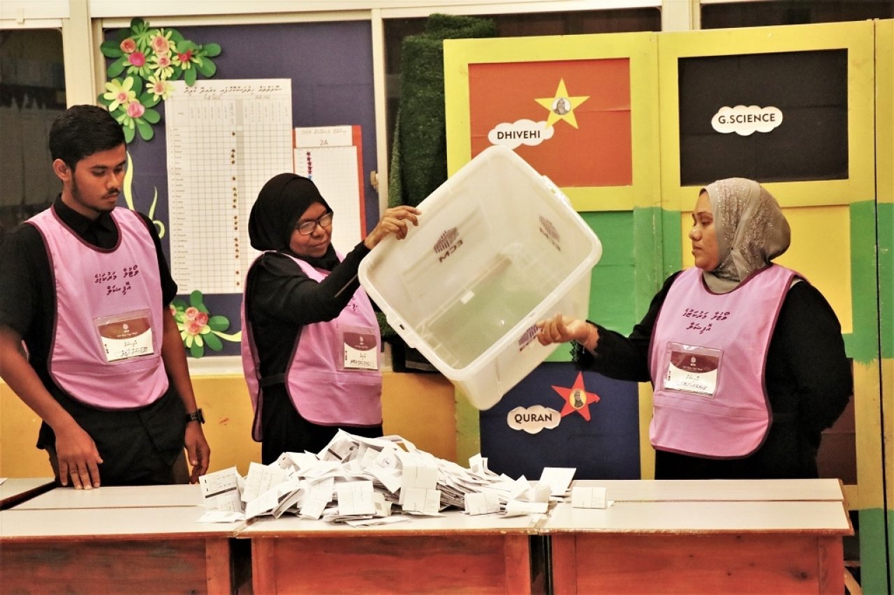 ފޮޓޯ: މަޖިލިސް އިންތިހާބުގެ ވޯޓު ގުނުން