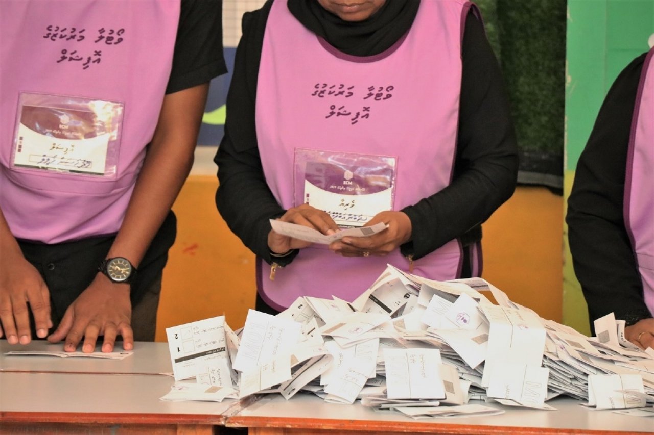 ފޮޓޯ: މަޖިލިސް އިންތިހާބުގެ ވޯޓު ގުނުން