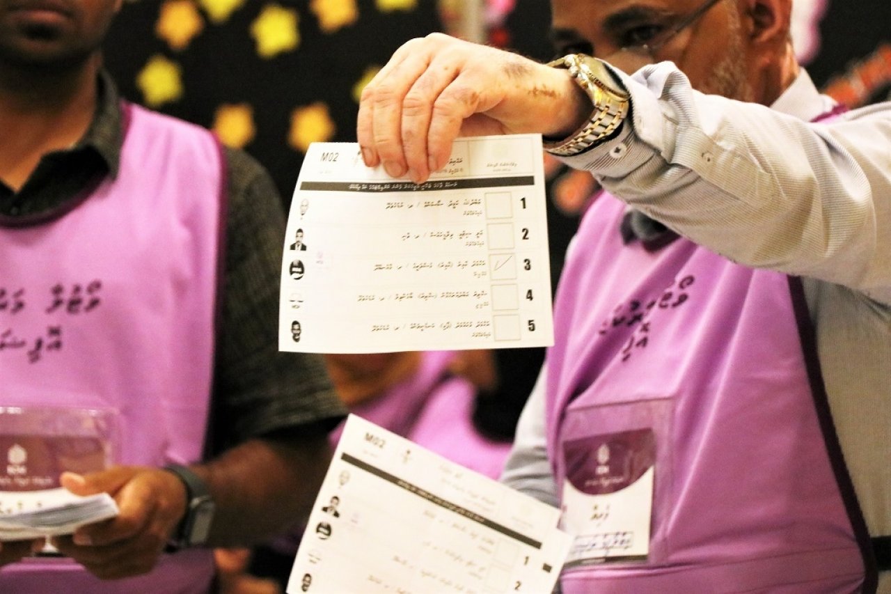 ފޮޓޯ: މަޖިލިސް އިންތިހާބުގެ ވޯޓު ގުނުން