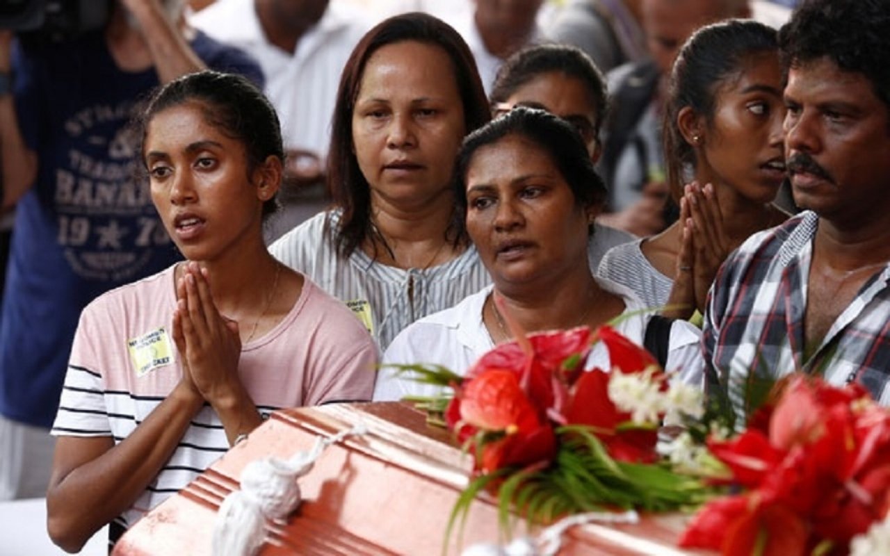 ލަންކާގައި ދިން ބޮމުގެ ހަމަލާތަކުގައި މަރުވި މީހުންގެ ޖަނާޒާ