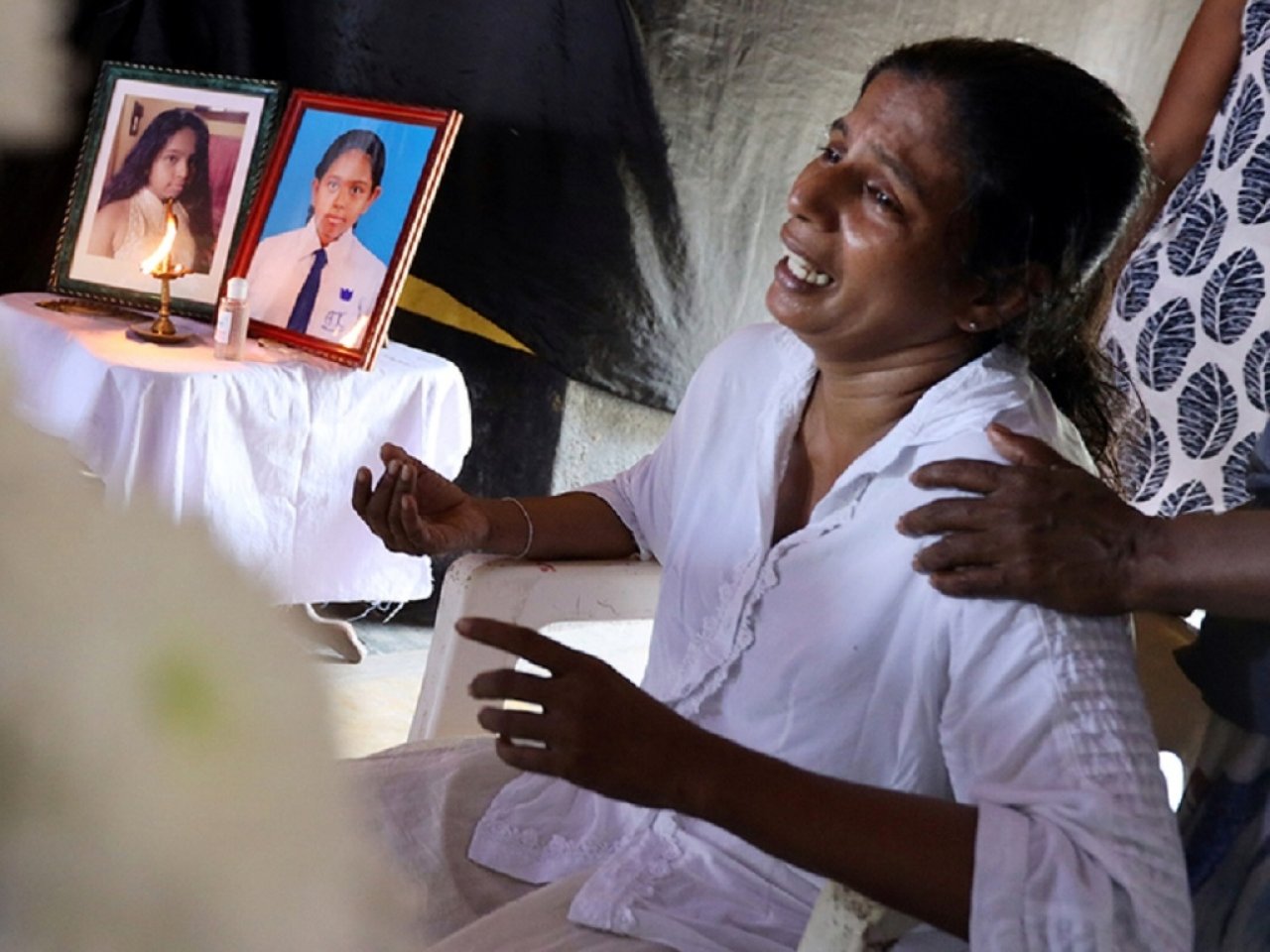 ލަންކާގައި ދިން ބޮމުގެ ހަމަލާތަކުގައި މަރުވި މީހުންގެ ޖަނާޒާ