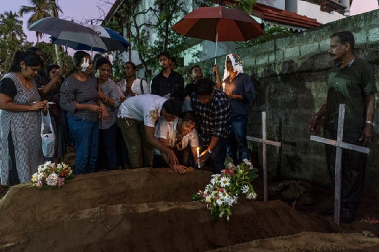 ލަންކާގައި ދިން ބޮމުގެ ހަމަލާތަކުގައި މަރުވި މީހުންގެ ޖަނާޒާ