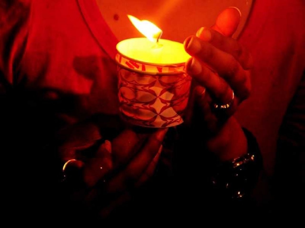 ލަންކާގައި ދިން ބޮމުގެ ހަމަލާތަކުގައި މަރުވި މީހުންގެ ޖަނާޒާ