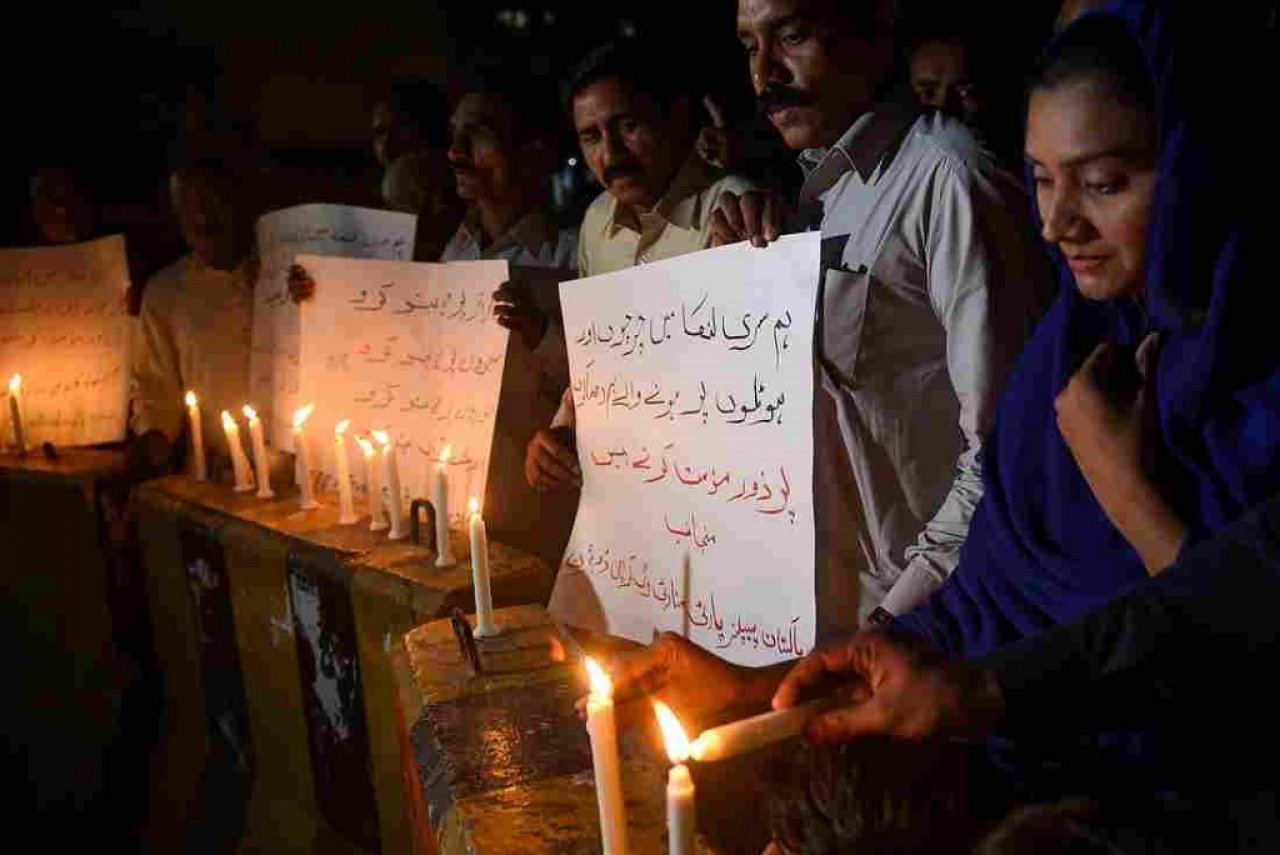 ލަންކާގައި ދިން ބޮމުގެ ހަމަލާތަކުގައި މަރުވި މީހުންގެ ޖަނާޒާ