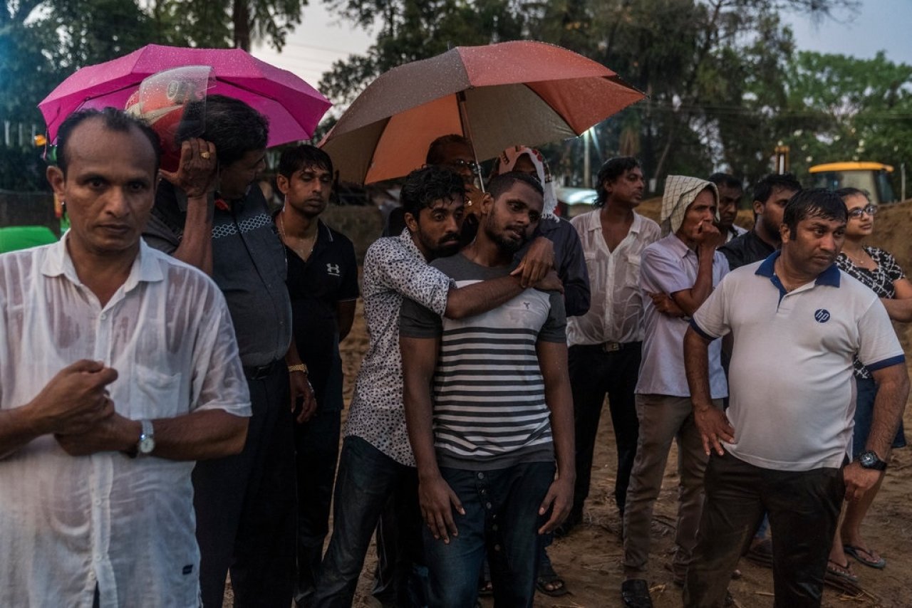 ލަންކާގައި ދިން ބޮމުގެ ހަމަލާތަކުގައި މަރުވި މީހުންގެ ޖަނާޒާ