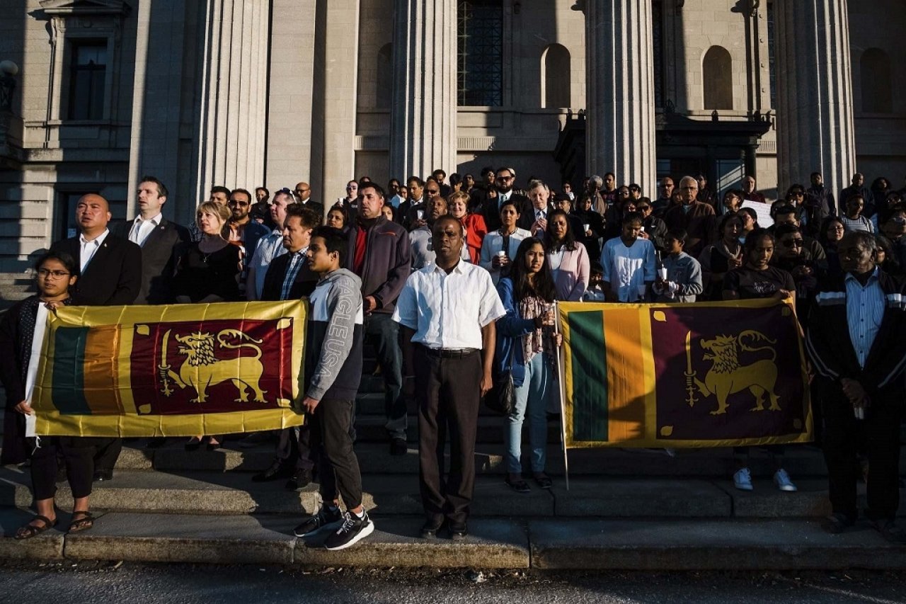 ލަންކާގައި ދިން ބޮމުގެ ހަމަލާތަކުގައި މަރުވި މީހުންގެ ޖަނާޒާ