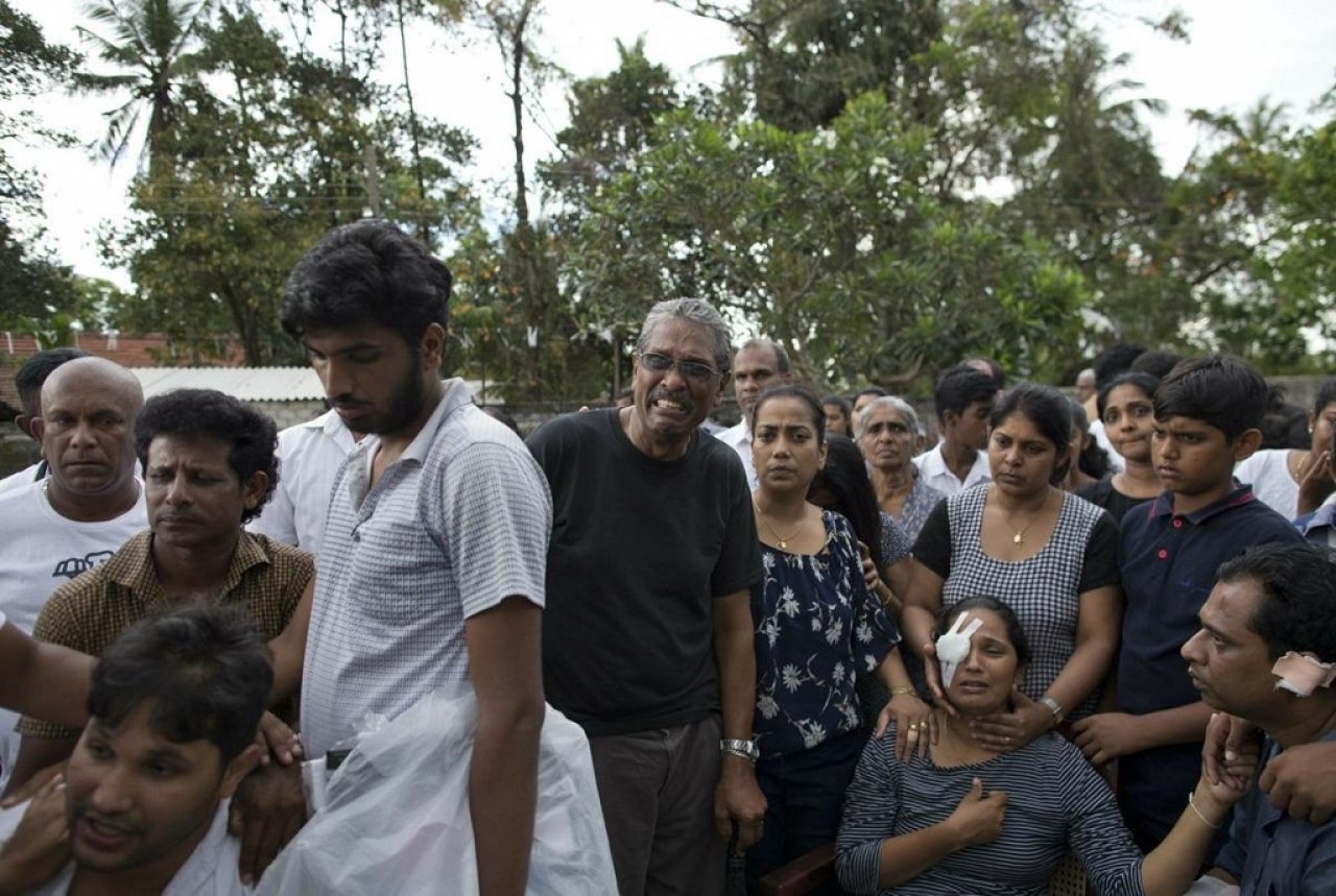 ލަންކާގައި ދިން ބޮމުގެ ހަމަލާތަކުގައި މަރުވި މީހުންގެ ޖަނާޒާ