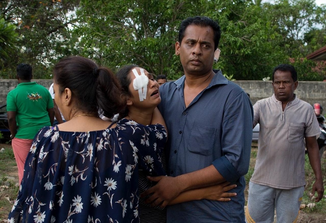 ލަންކާގައި ދިން ބޮމުގެ ހަމަލާތަކުގައި މަރުވި މީހުންގެ ޖަނާޒާ