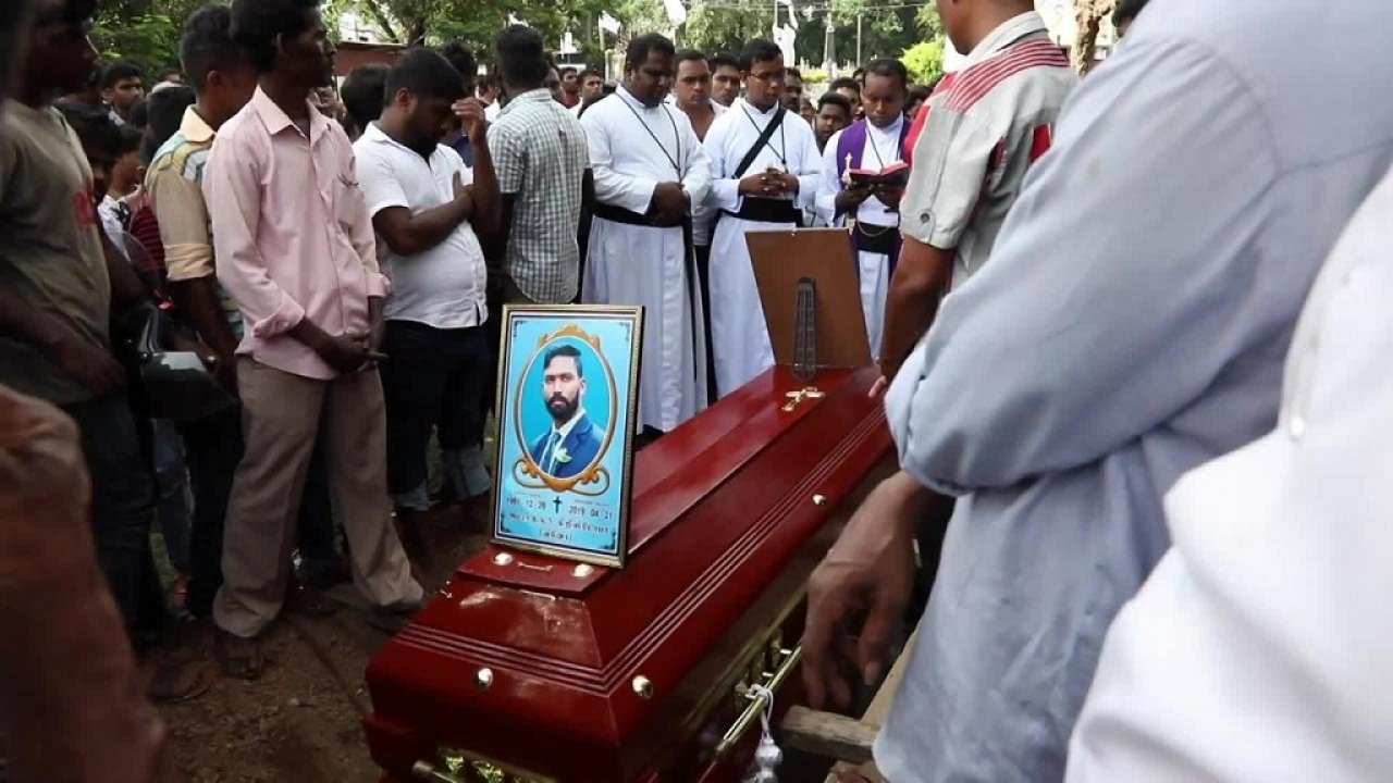 ލަންކާގައި ދިން ބޮމުގެ ހަމަލާތަކުގައި މަރުވި މީހުންގެ ޖަނާޒާ