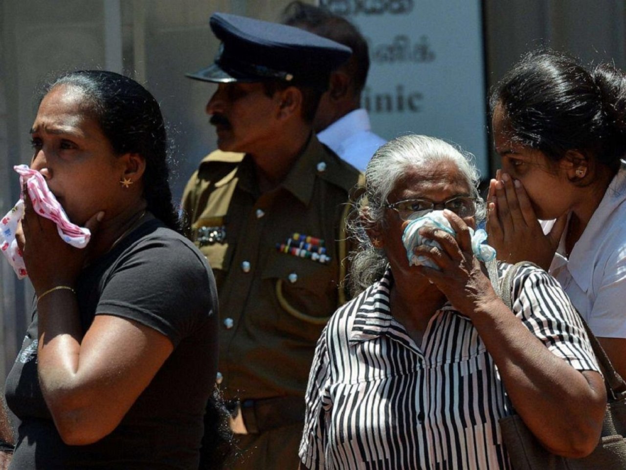 ލަންކާގައި ދިން ބޮމުގެ ހަމަލާތަކުގައި މަރުވި މީހުންގެ ޖަނާޒާ