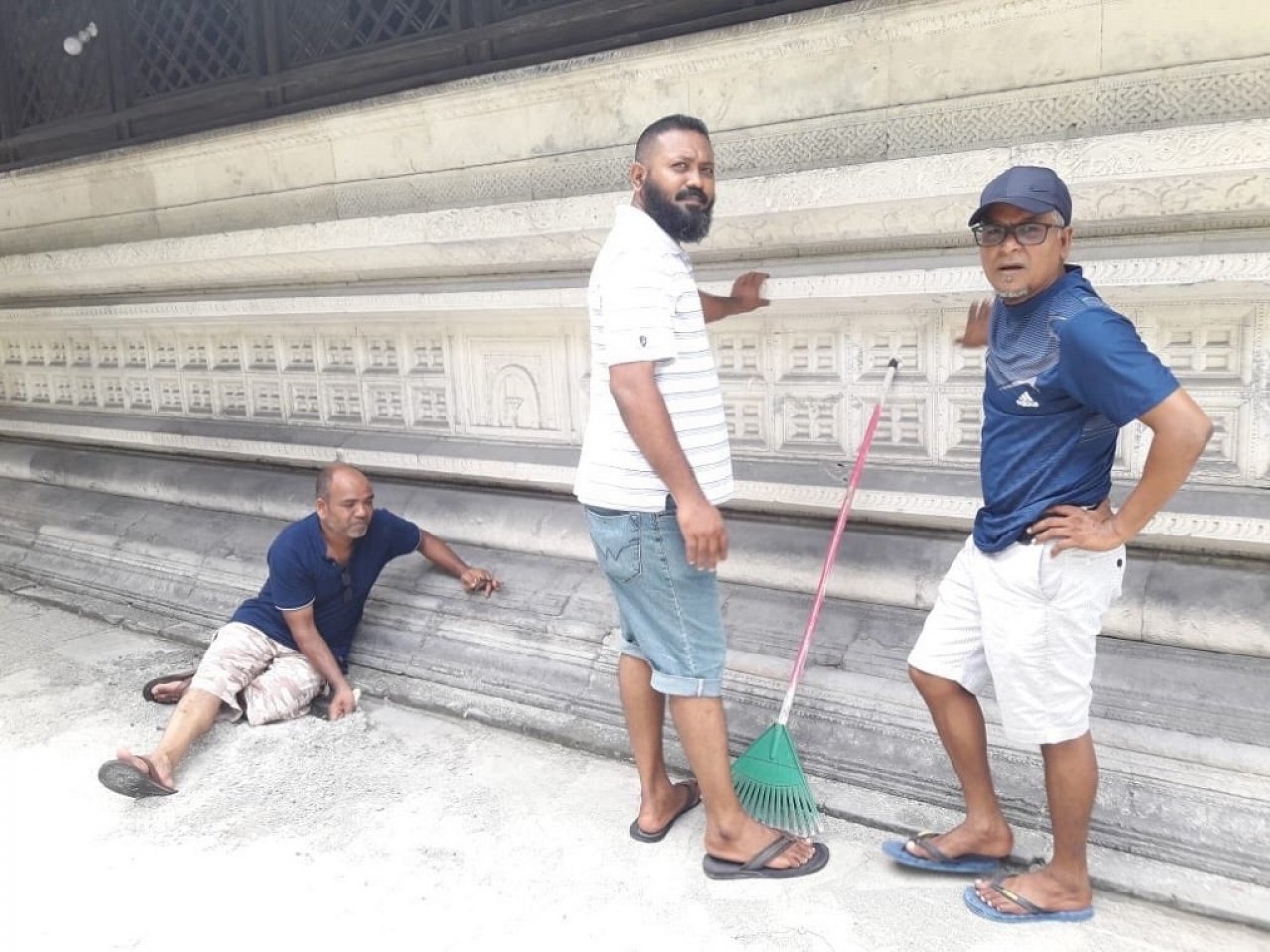 ރޯދައަށް ހުކުރު މިސްކިތް ޒީނަތްތެރިކުރުން