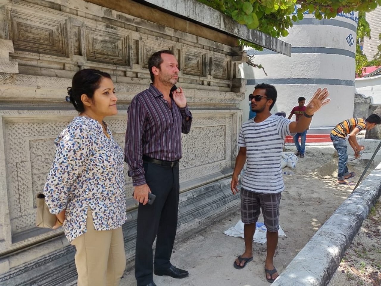 ރޯދައަށް ހުކުރު މިސްކިތް ޒީނަތްތެރިކުރުން