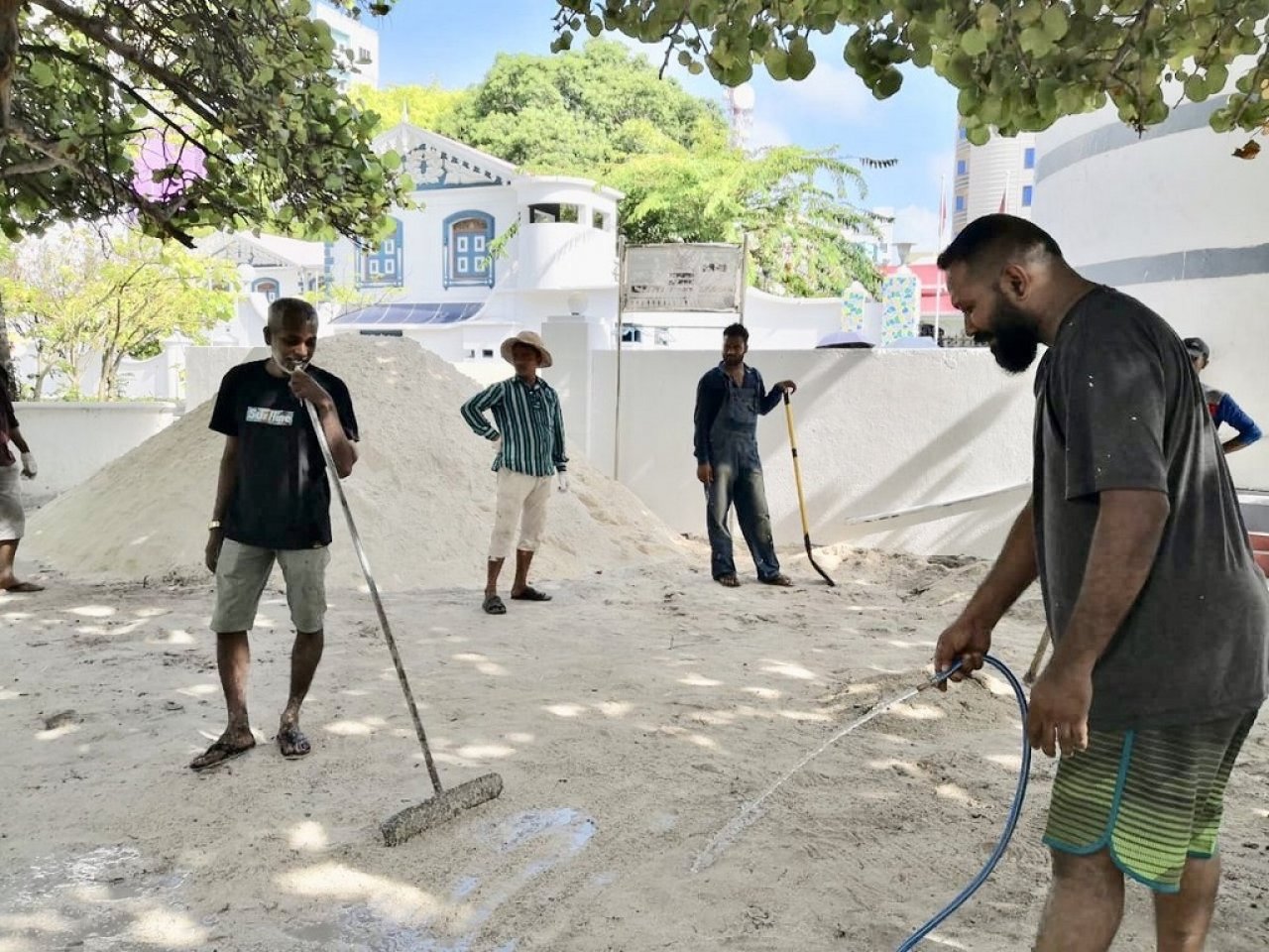 ރޯދައަށް ހުކުރު މިސްކިތް ޒީނަތްތެރިކުރުން