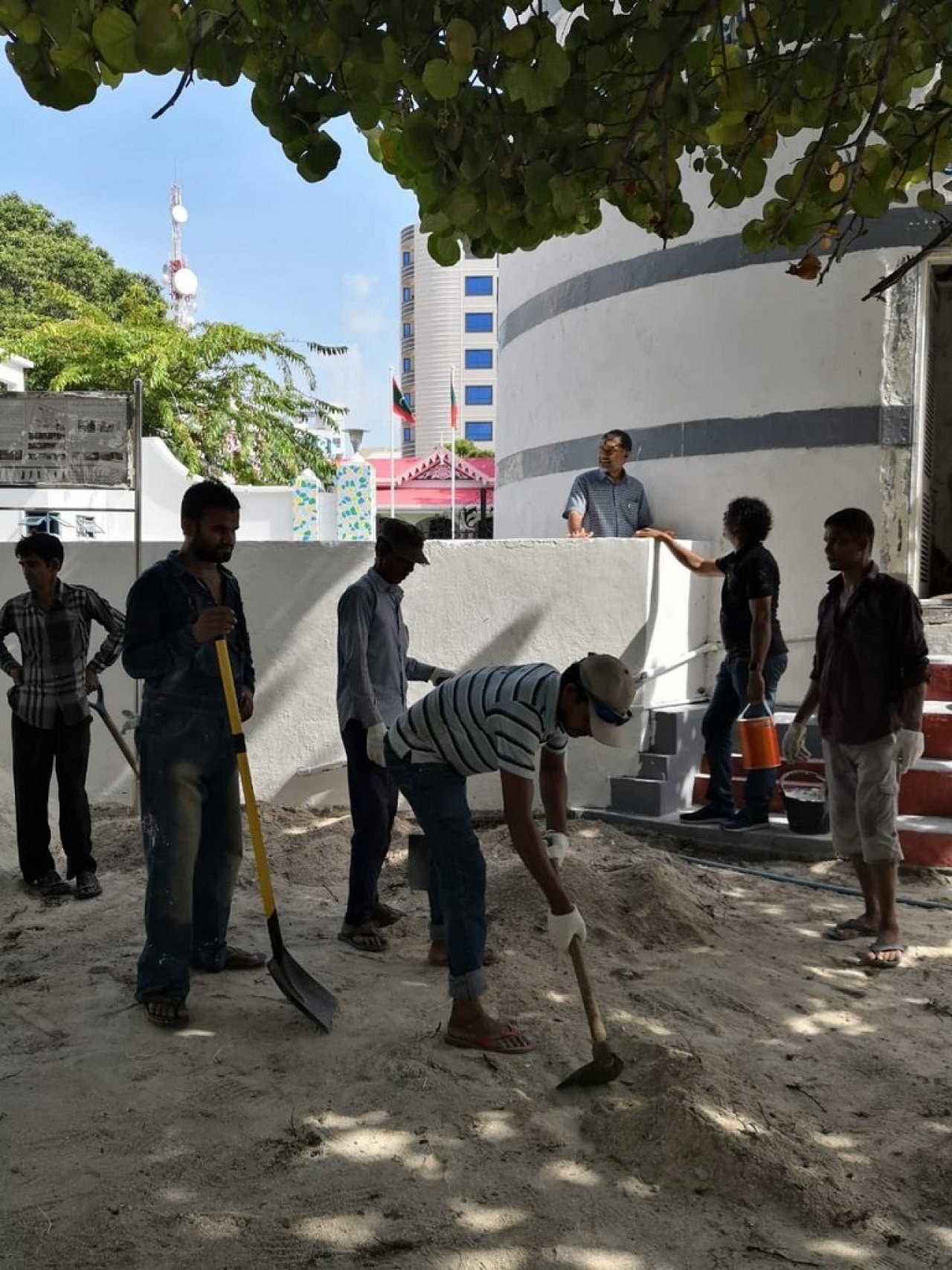 ރޯދައަށް ހުކުރު މިސްކިތް ޒީނަތްތެރިކުރުން