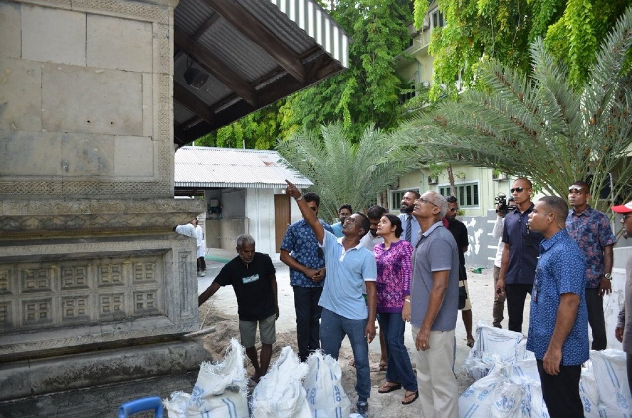 ރޯދައަށް ހުކުރު މިސްކިތް ޒީނަތްތެރިކުރުން