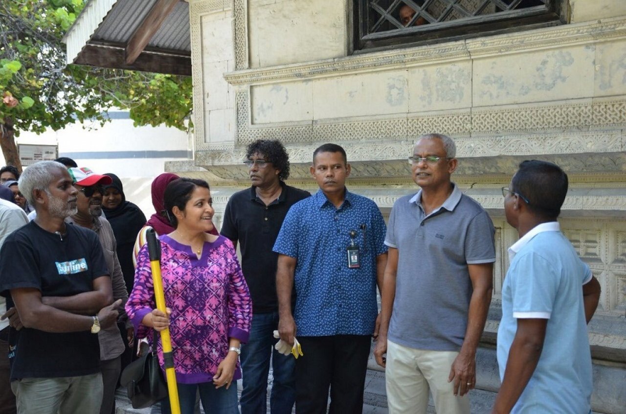 ރޯދައަށް ހުކުރު މިސްކިތް ޒީނަތްތެރިކުރުން