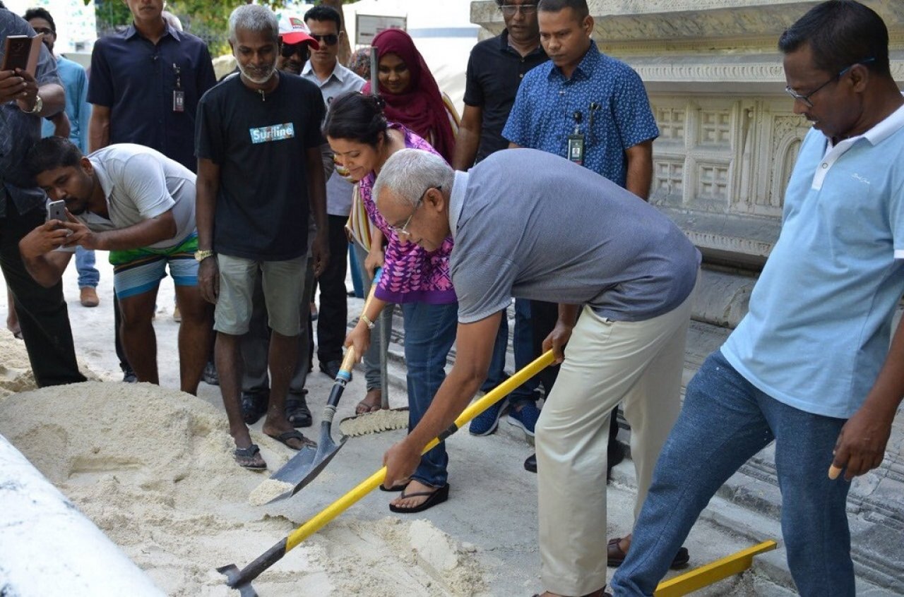 ރޯދައަށް ހުކުރު މިސްކިތް ޒީނަތްތެރިކުރުން