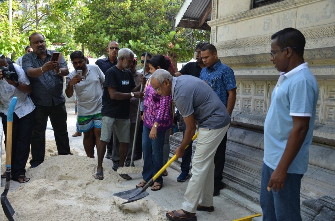 ރޯދައަށް ހުކުރު މިސްކިތް ޒީނަތްތެރިކުރުން