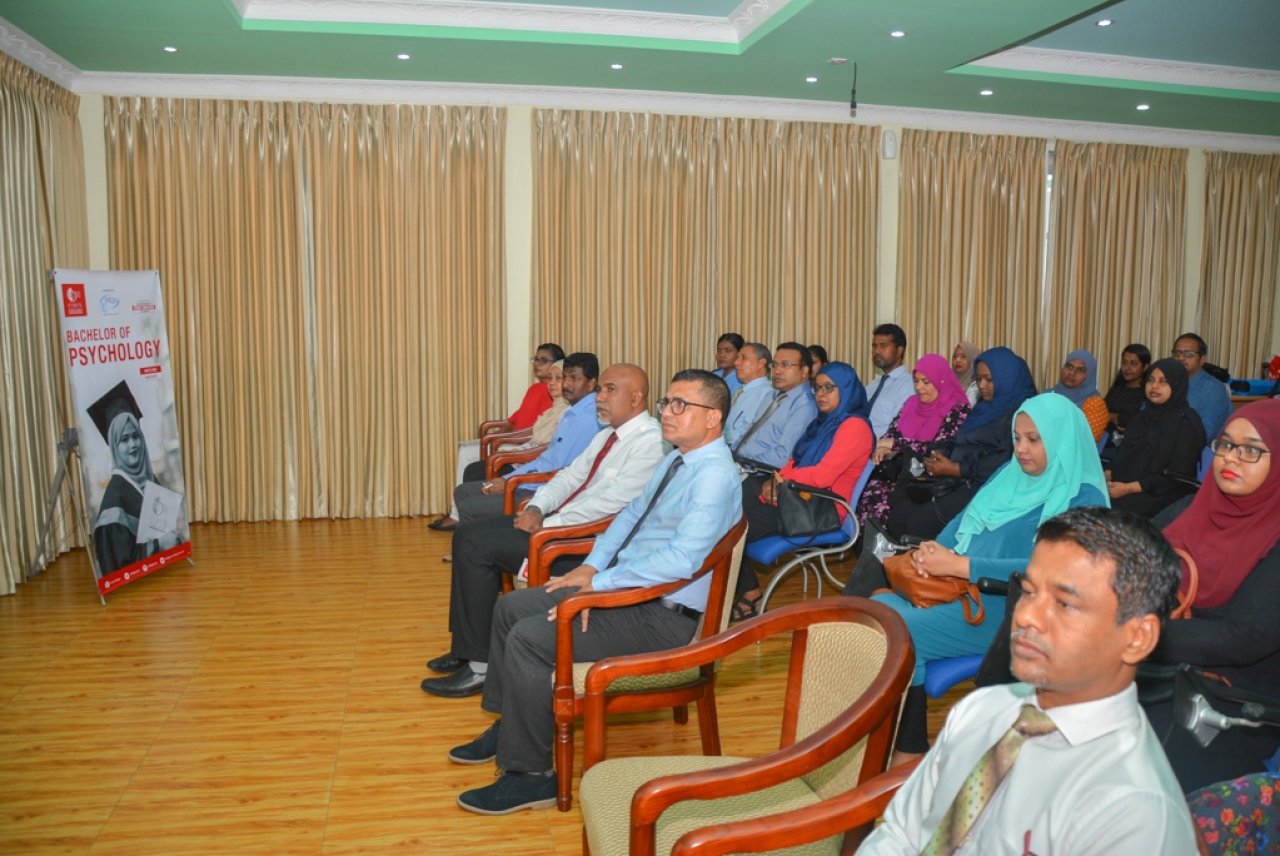 ސައިރިސް ކޮލެޖުގެ ބެޗްލާސް އޮފް ސައިކޮލަޖީ ލޯންޗު ކުރުން