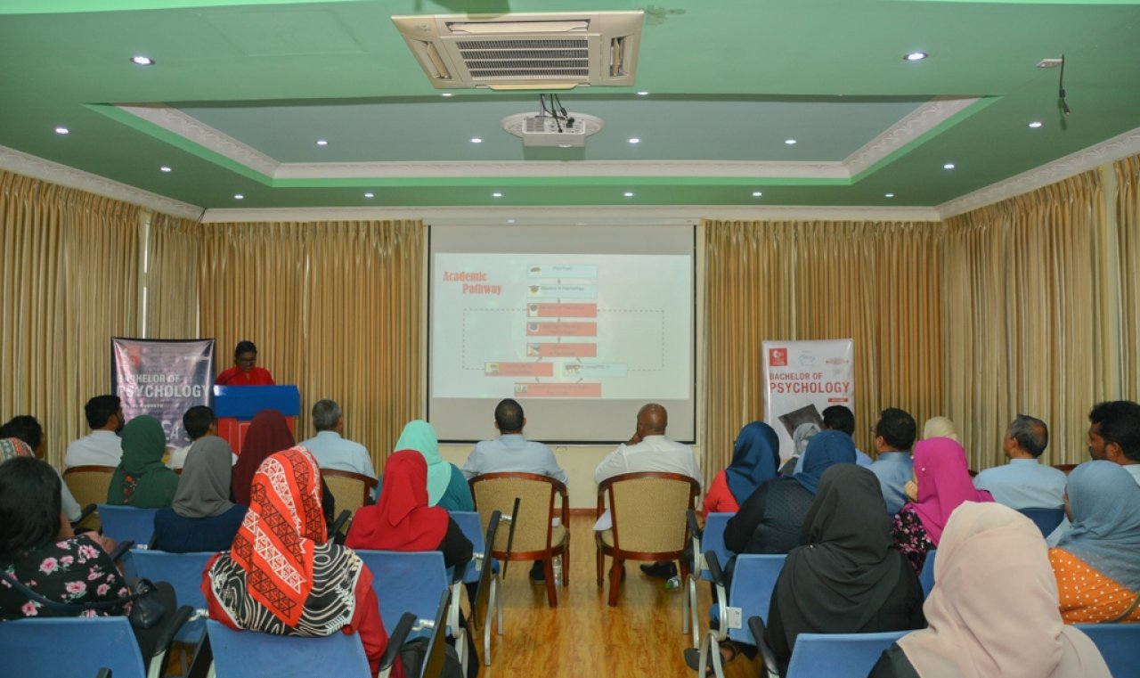 ސައިރިސް ކޮލެޖުގެ ބެޗްލާސް އޮފް ސައިކޮލަޖީ ލޯންޗު ކުރުން