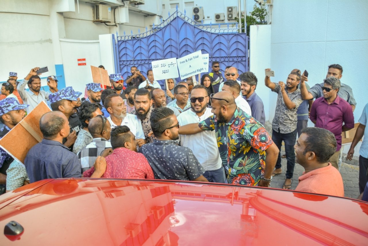 ކުރިމިނަލް ކޯޓު ކައިރީގައި ކުރި މުޒާހަރާގެ ތެރެއިން 