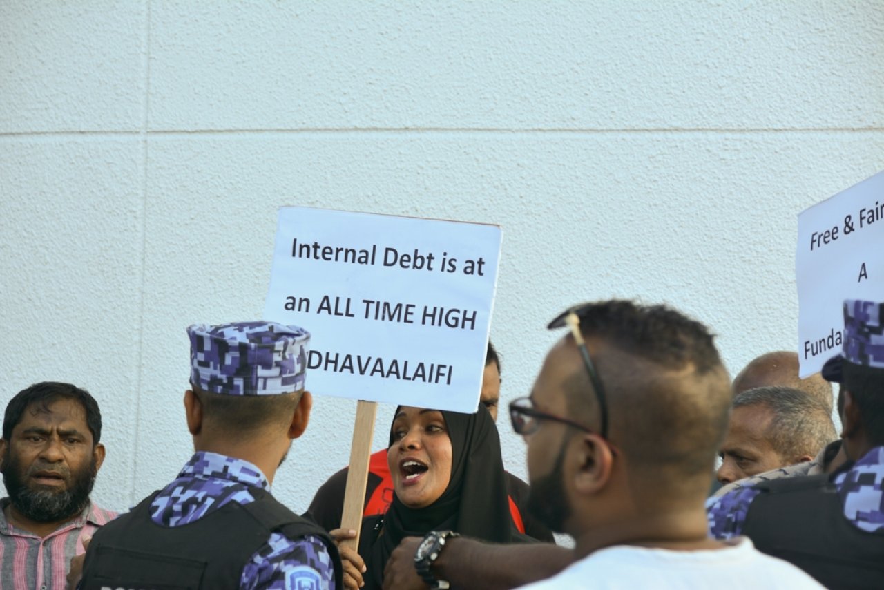 ކުރިމިނަލް ކޯޓު ކައިރީގައި ކުރި މުޒާހަރާގެ ތެރެއިން 