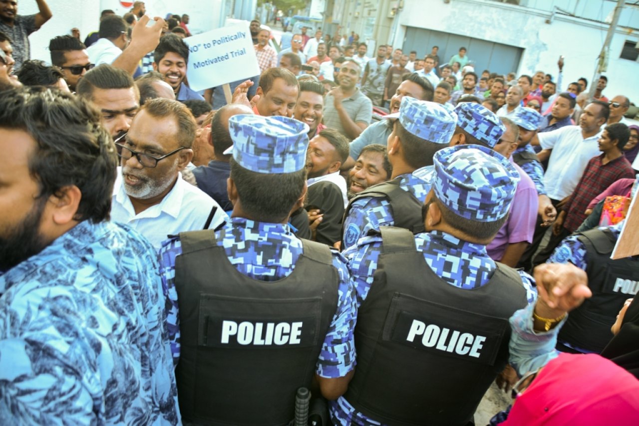 ކުރިމިނަލް ކޯޓު ކައިރީގައި ކުރި މުޒާހަރާގެ ތެރެއިން 