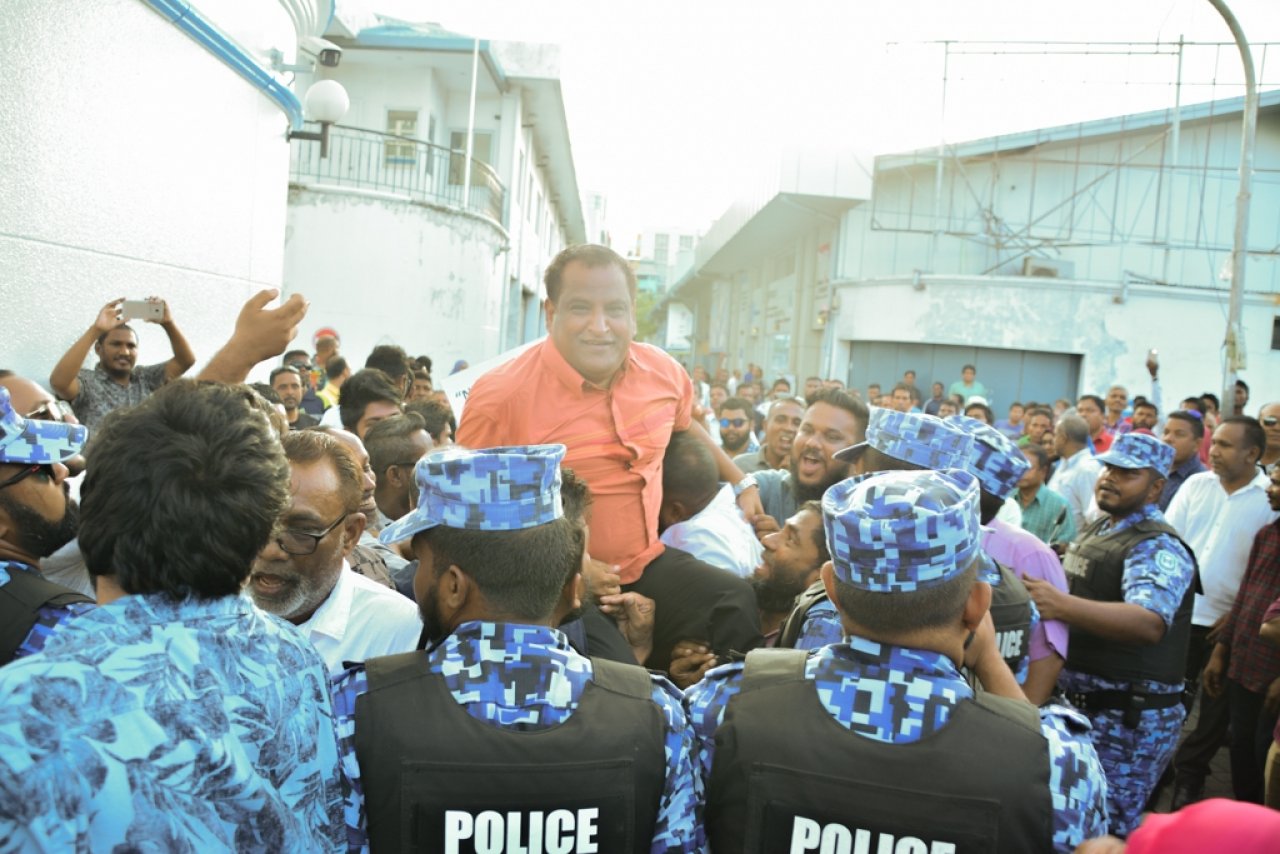 ކުރިމިނަލް ކޯޓު ކައިރީގައި ކުރި މުޒާހަރާގެ ތެރެއިން 