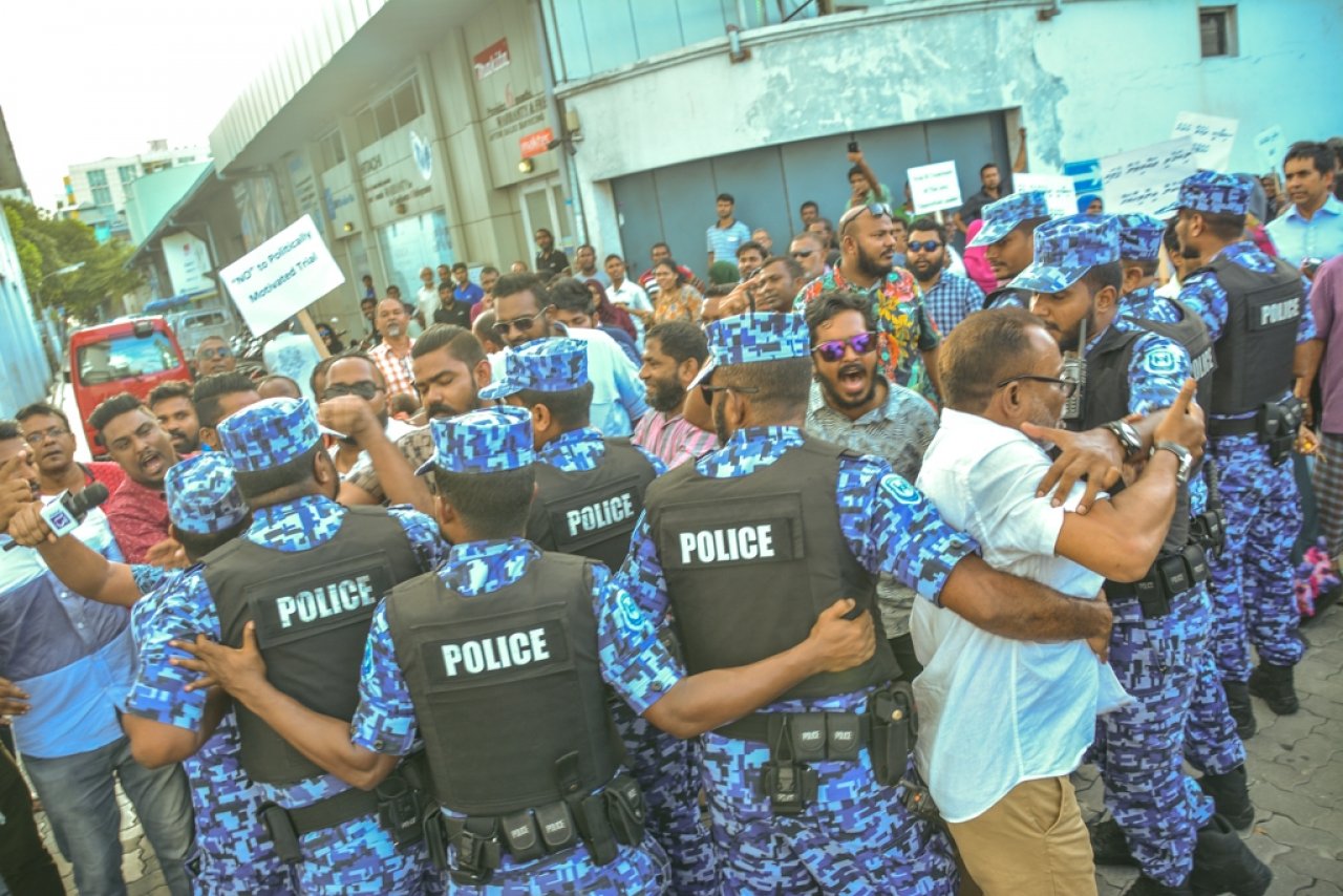 ކުރިމިނަލް ކޯޓު ކައިރީގައި ކުރި މުޒާހަރާގެ ތެރެއިން 