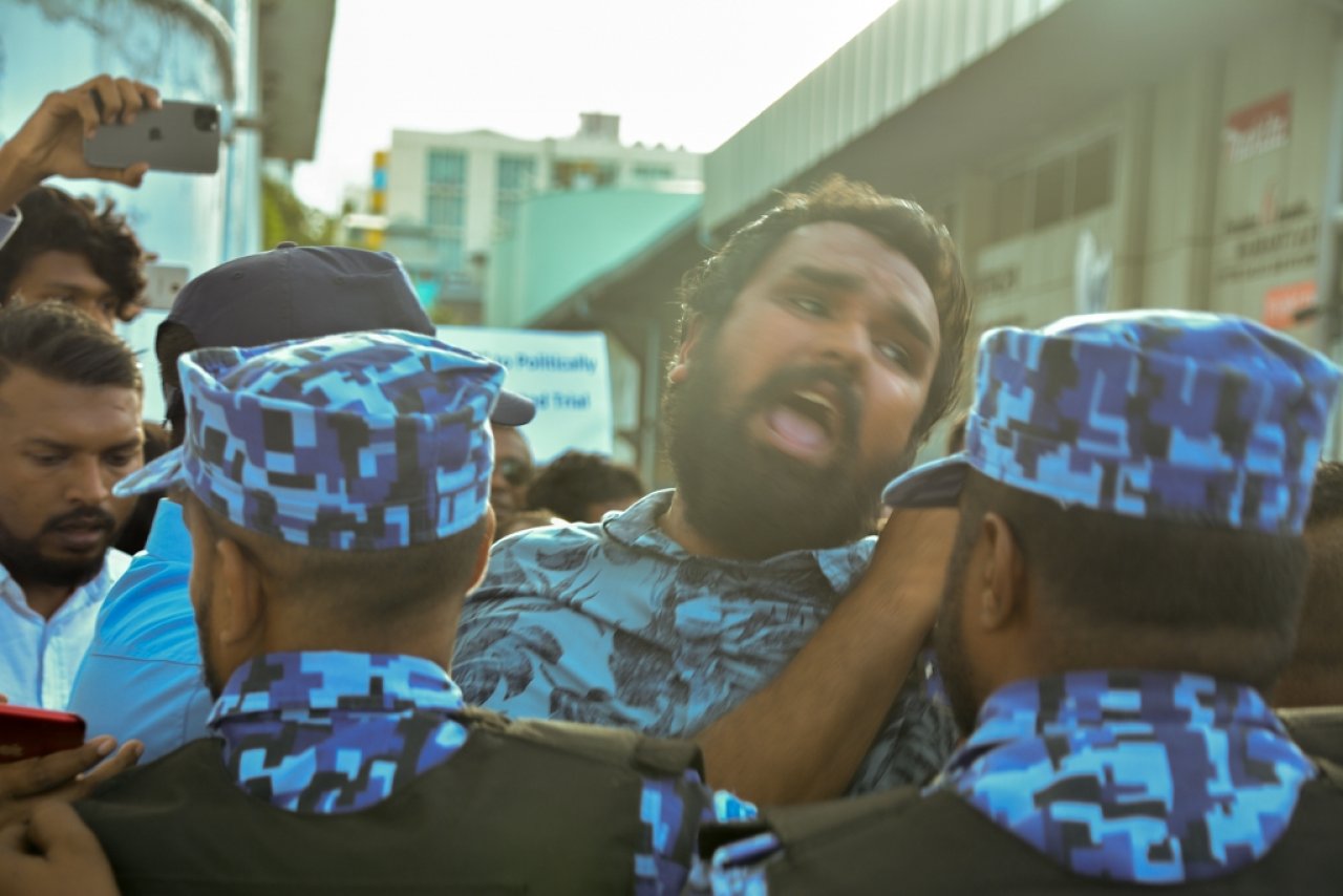 ކުރިމިނަލް ކޯޓު ކައިރީގައި ކުރި މުޒާހަރާގެ ތެރެއިން 