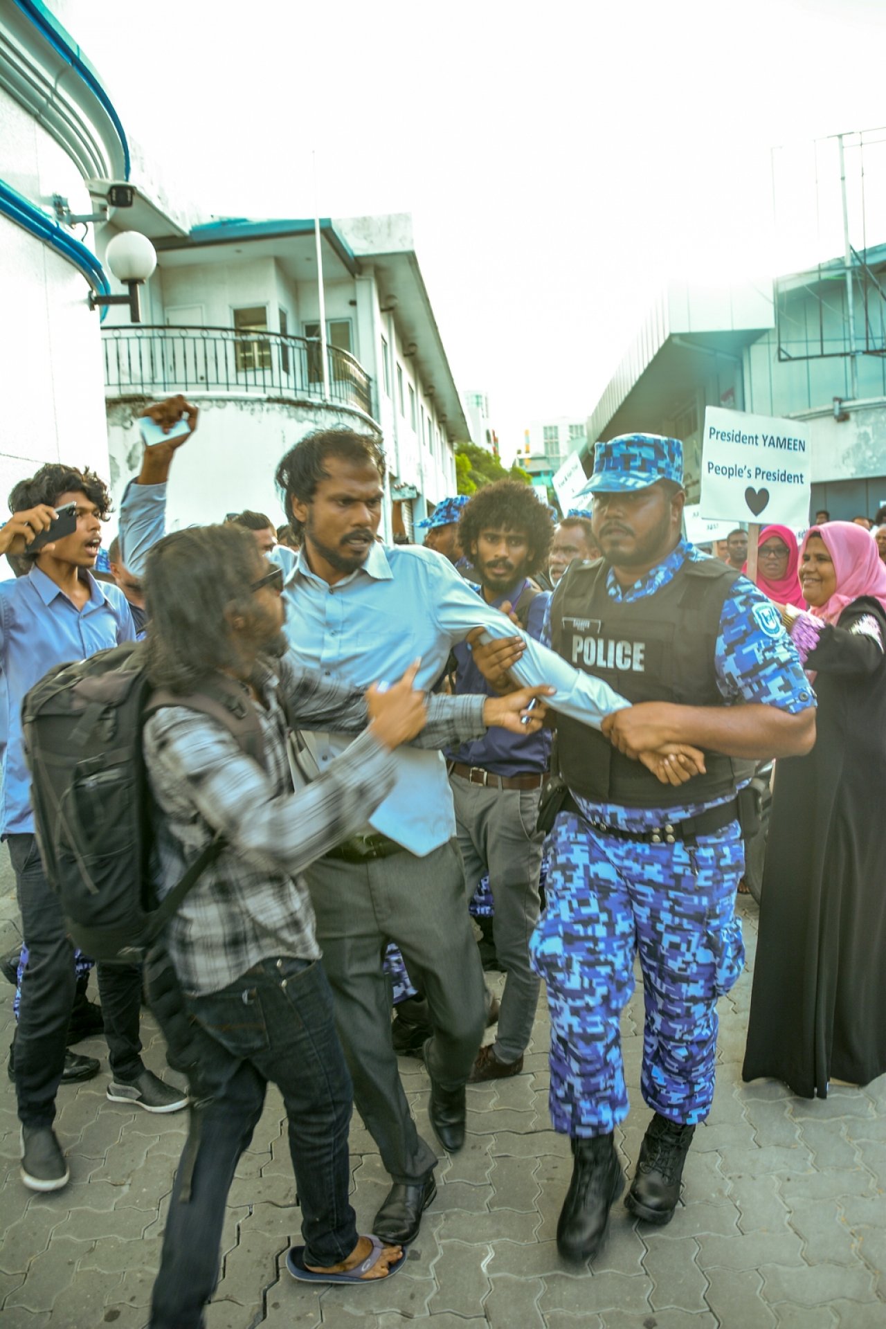 ކުރިމިނަލް ކޯޓު ކައިރީގައި ކުރި މުޒާހަރާގެ ތެރެއިން 