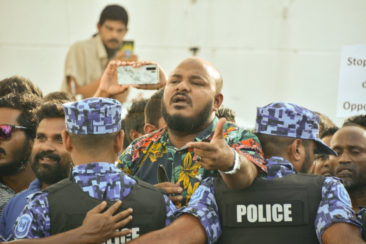 ކުރިމިނަލް ކޯޓު ކައިރީގައި ކުރި މުޒާހަރާގެ ތެރެއިން 