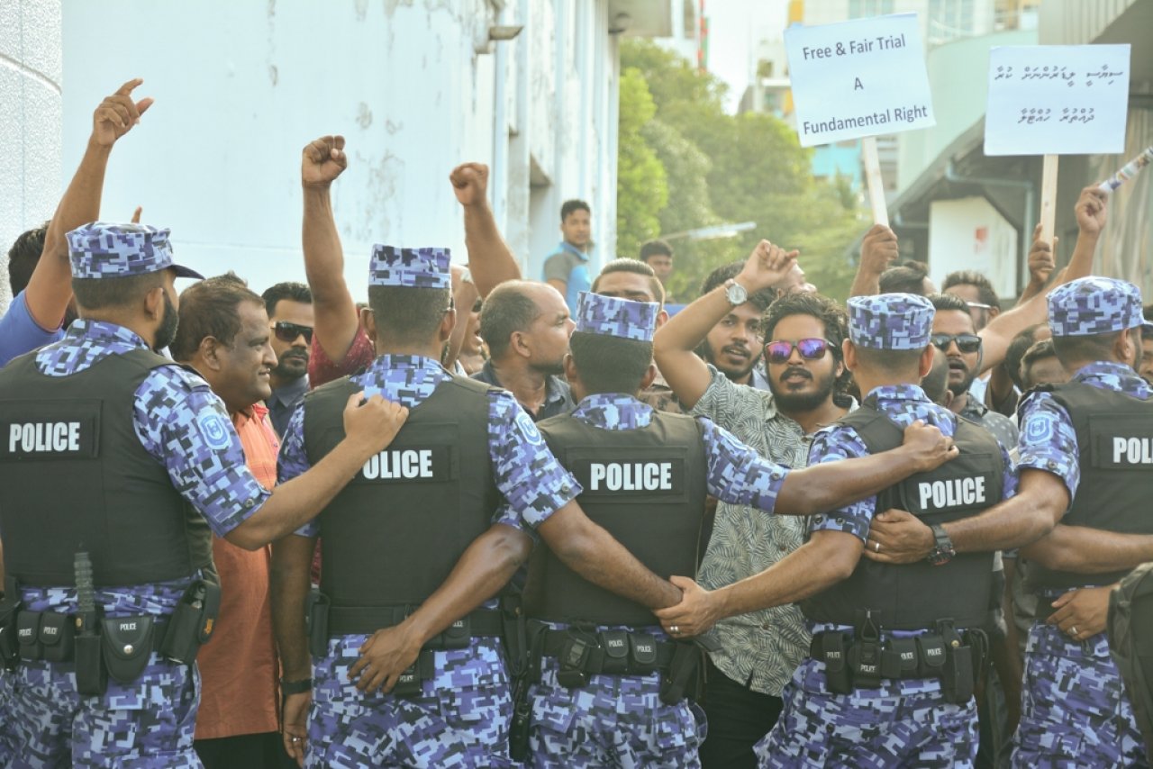 ކުރިމިނަލް ކޯޓު ކައިރީގައި ކުރި މުޒާހަރާގެ ތެރެއިން 