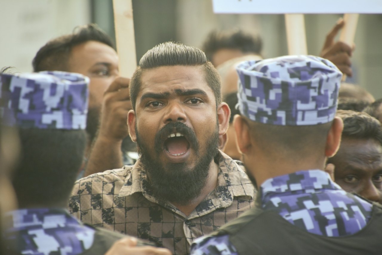 ކުރިމިނަލް ކޯޓު ކައިރީގައި ކުރި މުޒާހަރާގެ ތެރެއިން 