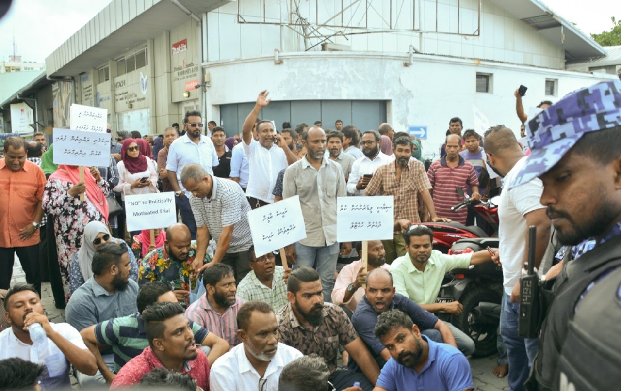 ކުރިމިނަލް ކޯޓު ކައިރީގައި ކުރި މުޒާހަރާގެ ތެރެއިން 