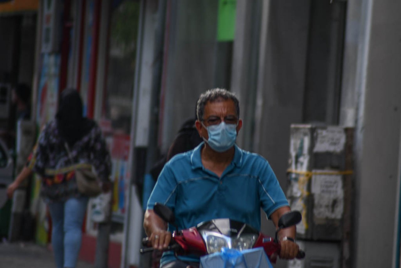 ކޮވިޑް-19 ގުޅިގެން މާލޭގައި މާސްކް އަޅައިންގެ އުޅޭ މީހުން