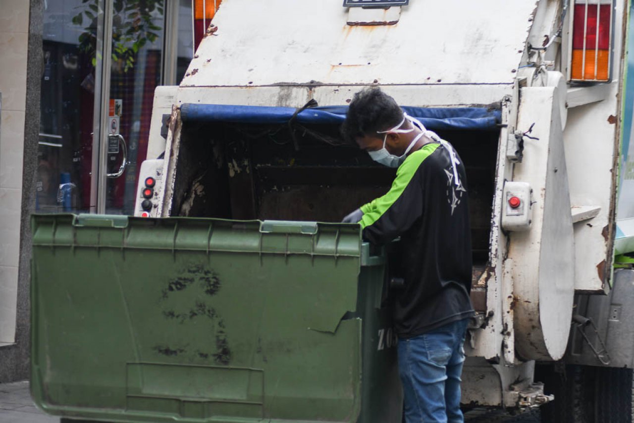 ކޮވިޑް-19 ގުޅިގެން މާލޭގައި މާސްކް އަޅައިންގެ އުޅޭ މީހުން